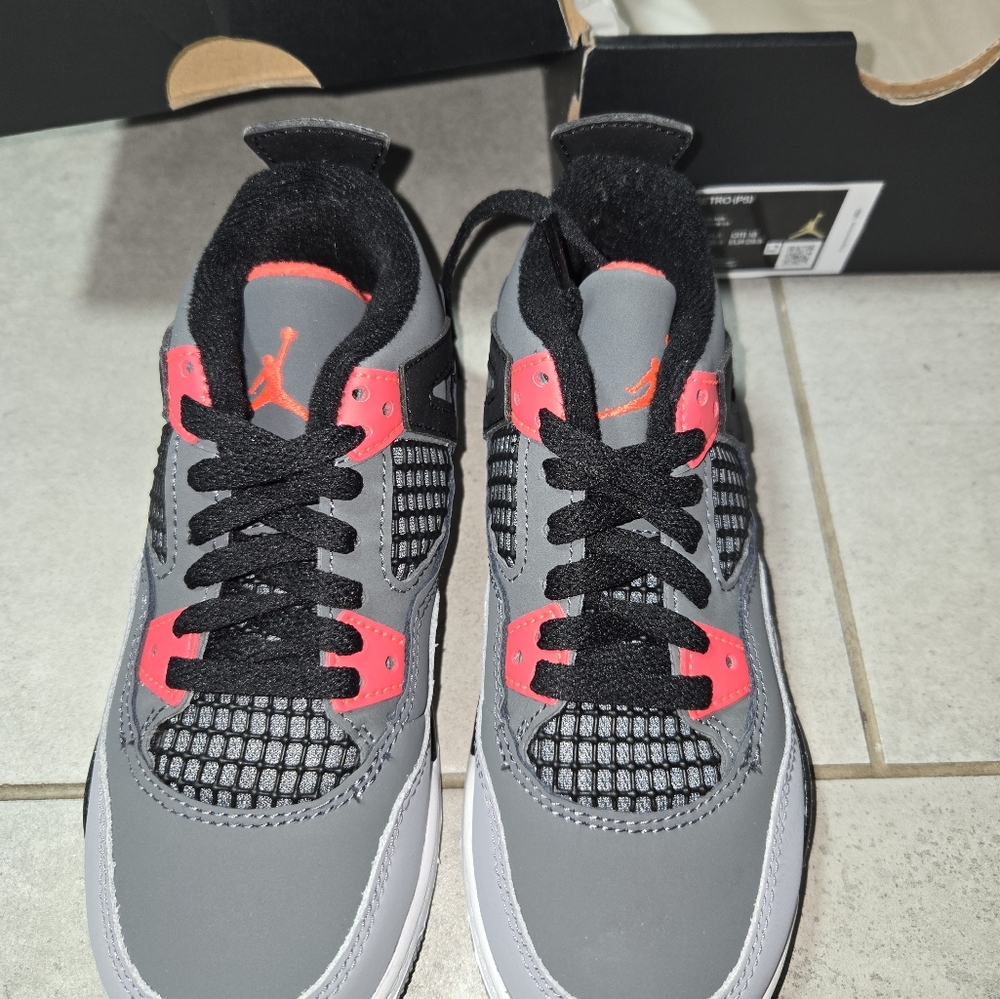 Jordan 4 Retro - Picture 5 of 9